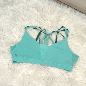 Lole Green Sports Bra with Criss-Cross Straps and Soft Fabric